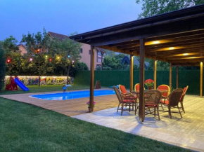 Villa Cevizli - Ceviz ağaçları içinde geniş bahçeli havuzlu müstakil villa